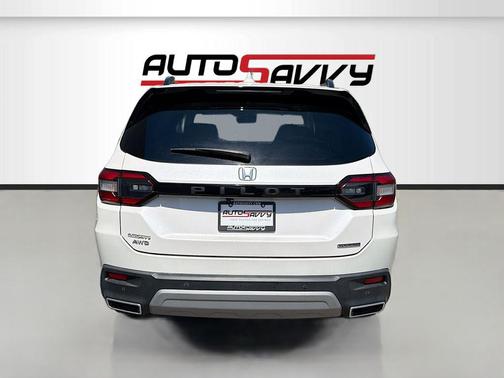 Platinum White Pearl 2023 Honda Pilot Touring 8-Passenger