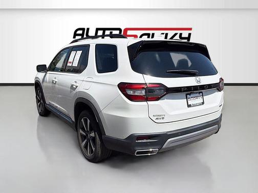 Platinum White Pearl 2023 Honda Pilot Touring 8-Passenger