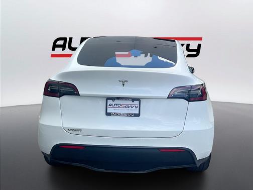Pearl White Multi-Coat 2025 Tesla Model Y Long Range Dual Motor Rear-Wheel Drive