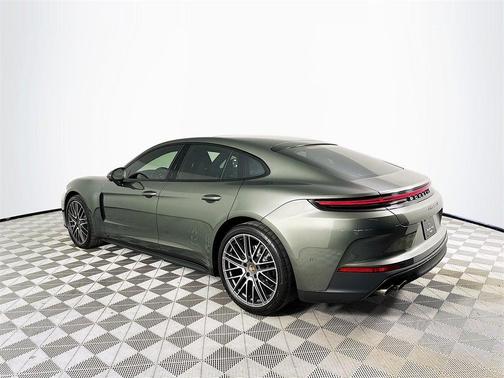 2025 Porsche Panamera 4