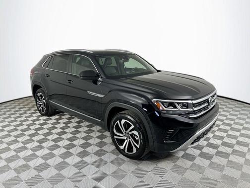 Deep Black Pearl Effect 2022 Volkswagen Atlas Cross Sport 2.0T SEL