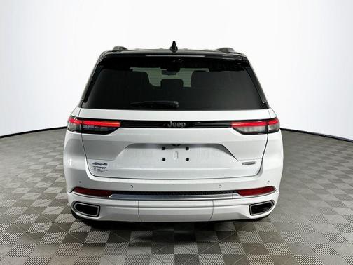 2022 Jeep Grand Cherokee Summit