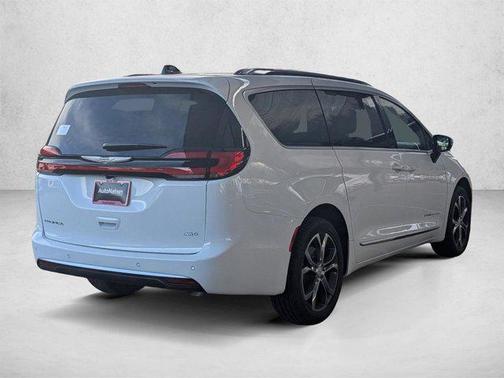 Bright White Clearcoat 2026 Chrysler Pacifica L