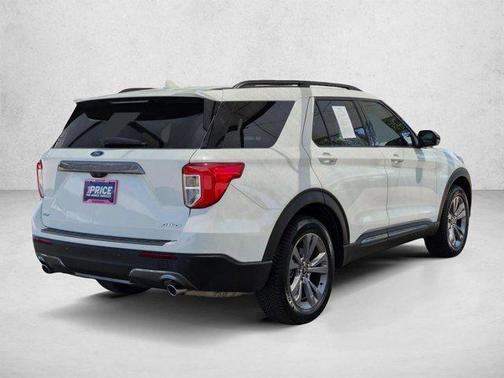 Star White Metallic Tri-Coat 2022 Ford Explorer XLT
