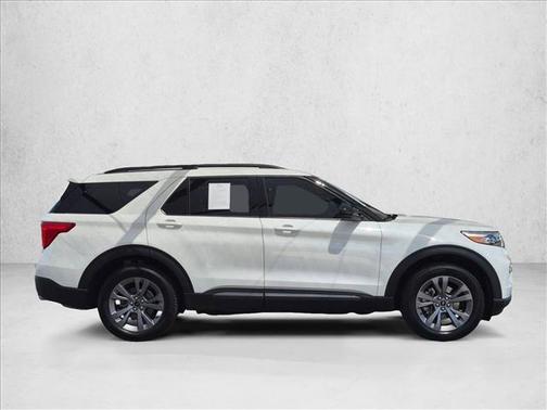 Star White Metallic Tri-Coat 2022 Ford Explorer XLT
