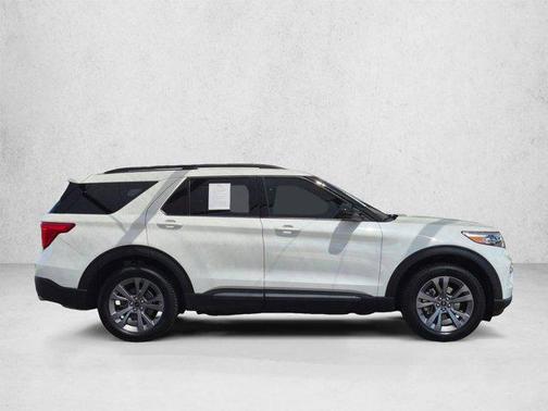 Star White Metallic Tri-Coat 2022 Ford Explorer XLT