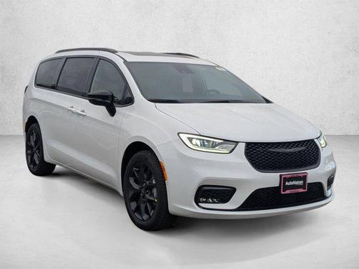 Bright White Clearcoat 2026 Chrysler Pacifica Limited