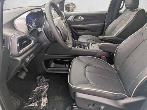 Bright White Clearcoat 2026 Chrysler Pacifica Limited