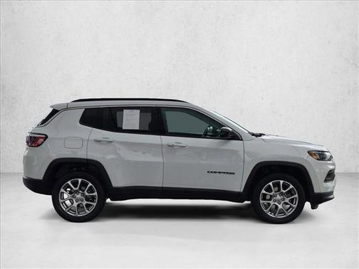 Bright White Clearcoat 2022 Jeep Compass Latitude Lux