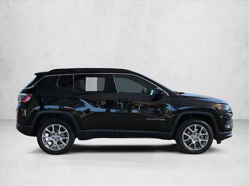 Diamond Black Crystal Pearlcoat 2023 Jeep Compass Latitude Lux