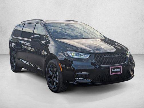 Diamond Black Crystal Pearlcoat 2026 Chrysler Pacifica Limited