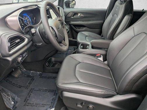 Diamond Black Crystal Pearlcoat 2026 Chrysler Pacifica L
