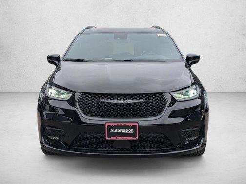Diamond Black Crystal Pearlcoat 2026 Chrysler Pacifica L
