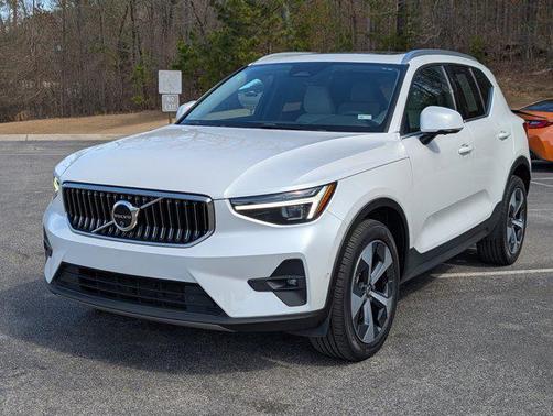2024 Volvo XC40 B5 Plus Bright Theme