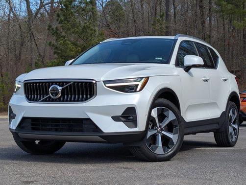2024 Volvo XC40 B5 Plus Bright Theme