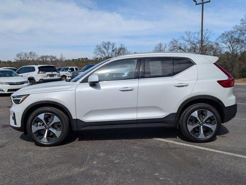 2024 Volvo XC40 B5 Plus Bright Theme