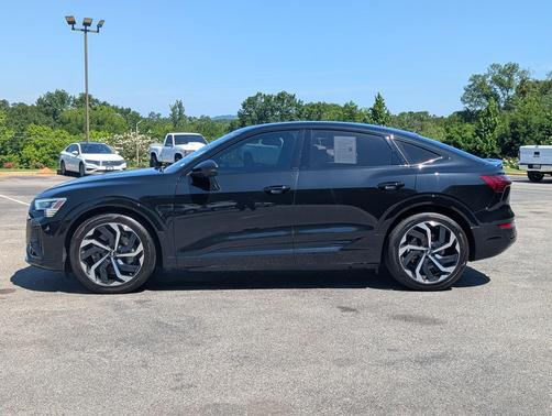 Mythos Black Metallic 2024 Audi Q8 e-tron Premium Plus