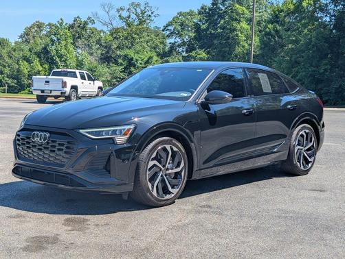 Mythos Black Metallic 2024 Audi Q8 e-tron Premium Plus