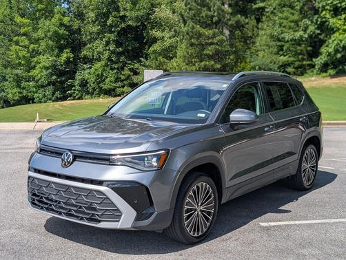 Platinum Gray Metallic 2025 Volkswagen Taos 1.5T SE