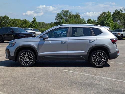Pyrite Silver Metallic 2025 Volkswagen Taos 1.5T SE