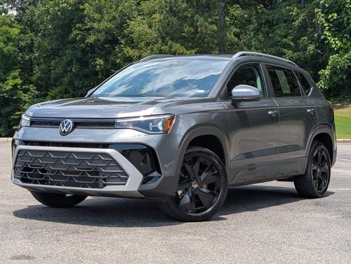 Platinum Gray Metallic 2025 Volkswagen Taos 1.5T SE