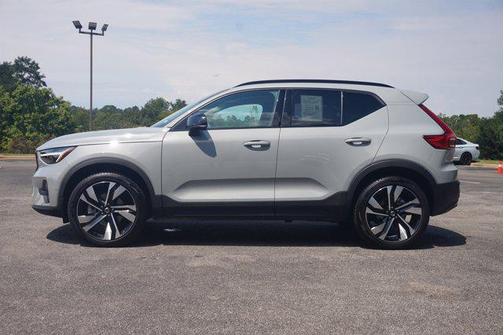 2025 Volvo XC40 B5 Plus Dark Theme