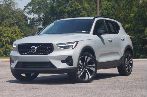 2025 Volvo XC40 B5 Plus Dark Theme
