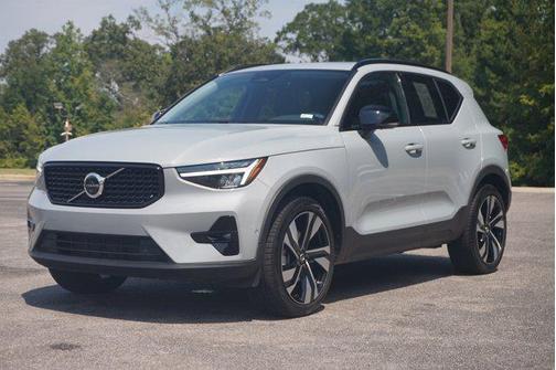 2025 Volvo XC40 B5 Plus Dark Theme
