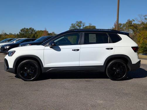 2025 Volkswagen Taos 1.5T SE Black