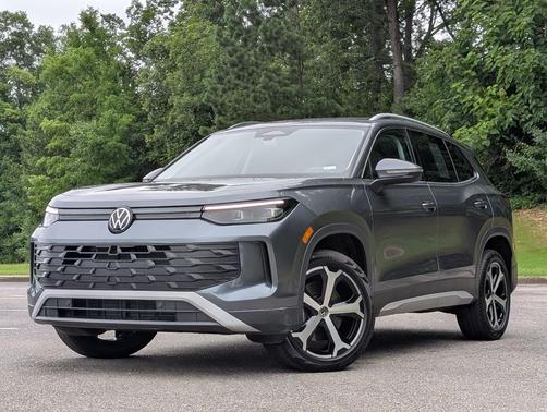 Platinum Gray Metallic 2025 Volkswagen Tiguan 2.0T SE 4MOTION