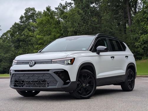 Pure White w/Deep Black Roof 2025 Volkswagen Taos 1.5T SE Black