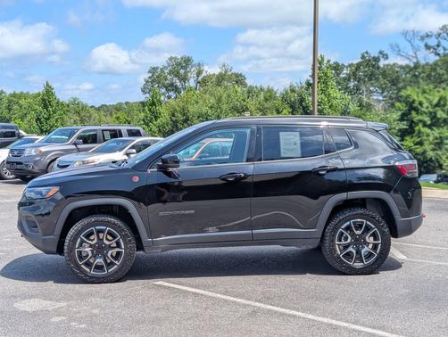 Diamond Black Crystal Pearlcoat 2024 Jeep Compass Trailhawk
