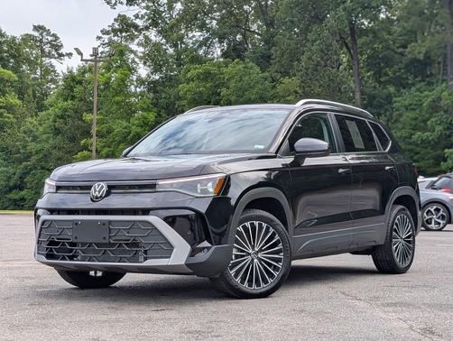 Deep Black Pearl 2025 Volkswagen Taos 1.5T SE