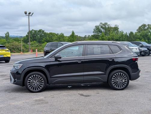 Deep Black Pearl 2025 Volkswagen Taos 1.5T SE