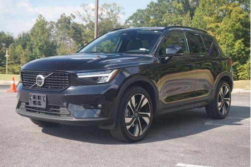 2025 Volvo XC40 B5 Plus Dark Theme