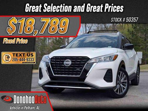 Aspen White Tricoat/Super Black 2023 Nissan Kicks SV
