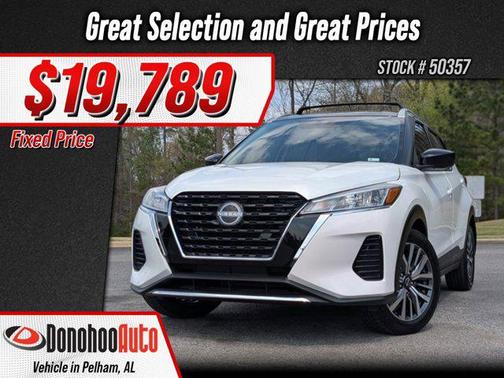 Aspen White Tricoat/Super Black 2023 Nissan Kicks SV