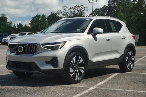2025 Volvo XC40 B5 Plus Bright Theme