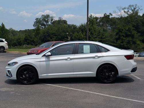 Opal White Pearl 2025 Volkswagen Jetta 1.5T SE