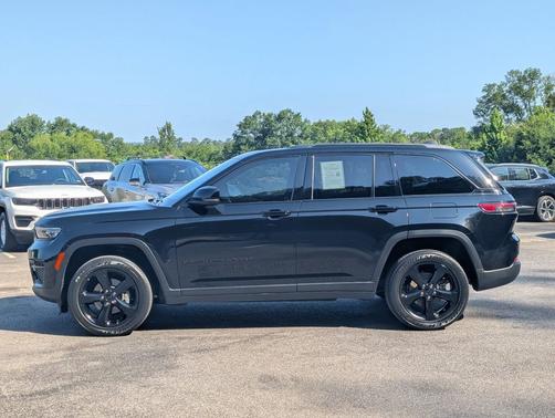 Diamond Black Crystal Pearlcoat 2023 Jeep Grand Cherokee Altitude
