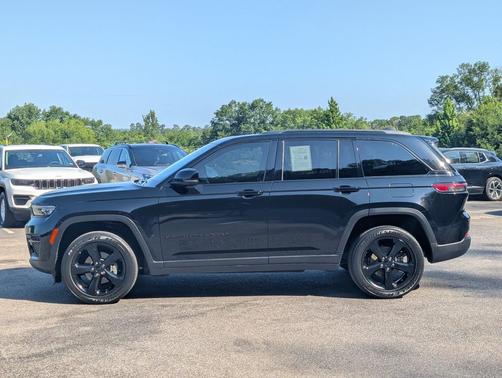 Diamond Black Crystal Pearlcoat 2023 Jeep Grand Cherokee Altitude