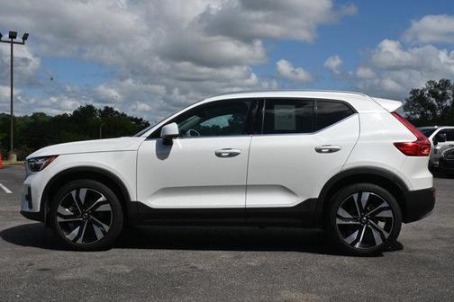 2025 Volvo XC40 B5 Plus Bright Theme