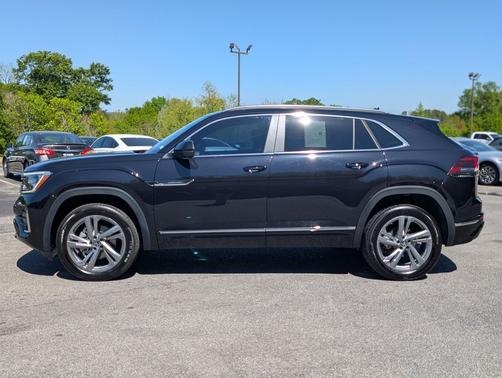 Deep Black Pearl 2024 Volkswagen Atlas Cross Sport 2.0T SEL