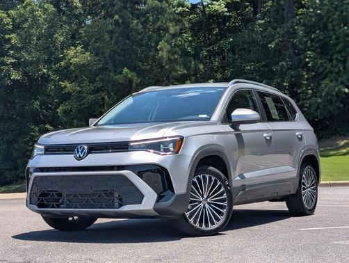 Pyrite Silver Metallic 2025 Volkswagen Taos 1.5T SE