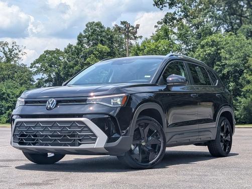 Deep Black Pearl 2025 Volkswagen Taos 1.5T SE