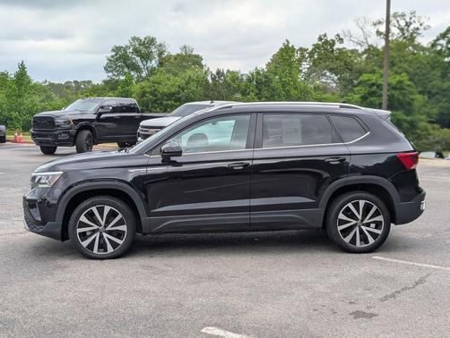 Deep Black Pearl 2024 Volkswagen Taos 1.5T SE