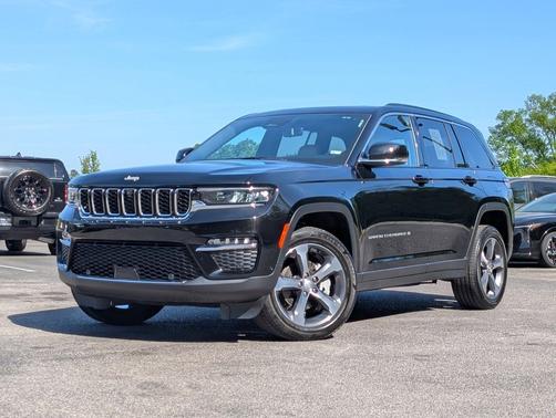 Diamond Black Crystal Pearlcoat 2025 Jeep Grand Cherokee Limited