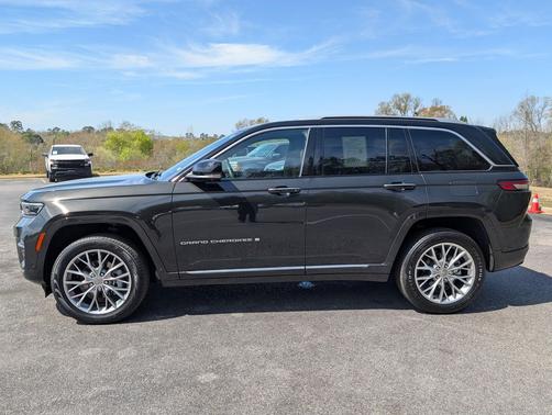 Rocky Mountain Pearlcoat 2023 Jeep Grand Cherokee Summit