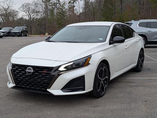 Pearl White Tricoat 2023 Nissan Altima SR FWD