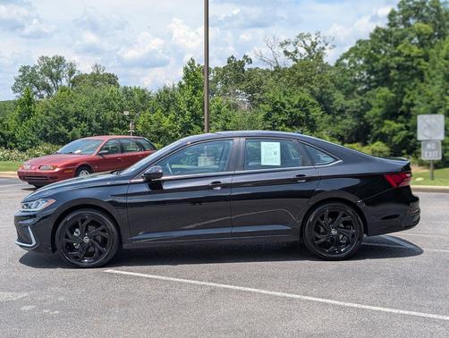 Deep Black Pearl 2025 Volkswagen Jetta 1.5T SE